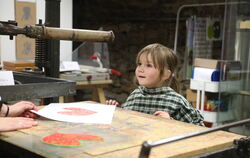 Beim Drucken ihrer eigenen Bilder an HAP Grieshabers originaler Druckerpresse waren die Kinderaugen groß.  FOTO: STEPHAN
