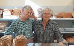Beide haben es im Griff: Hanne Mader (links) und Heidemarie Hipp arbeiten ehrenamtlich bei der Reutlinger Tafel.  FOTO: KNAUER