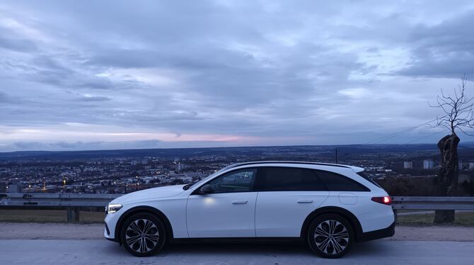 Plug-in-Hybrid: Das E-Klasse T-Modell E300de 4M All Terrain fährt als Selbstzünder weiter, wenn der Strom zur Neige geht. FOTO: Plug-in-Hybrid: Das E-Klasse T-Modell E300de 4M All Terrain fährt als Selbstzünder weiter, wenn der Strom zur Neige geht. FOTO: