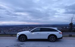 Plug-in-Hybrid: Das E-Klasse T-Modell E300de 4M All Terrain fährt als Selbstzünder weiter, wenn der Strom zur Neige geht.  FOTO: