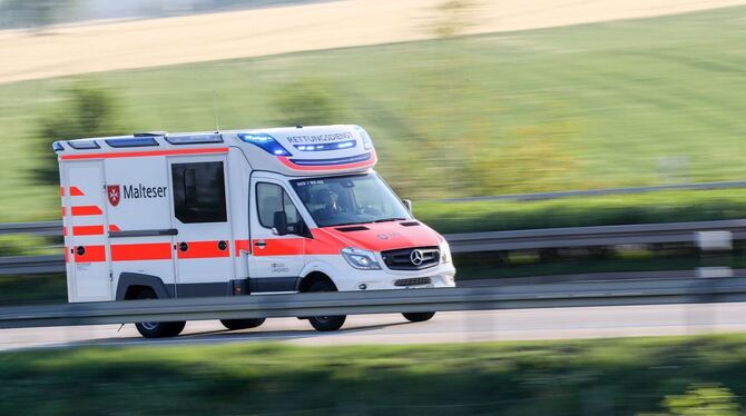Rettungswagen auf Landstraße - Symbolbild Rettungswagen auf Landstraße - Symbolbild