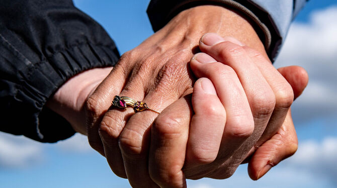 Partnerschaft, Rheinland-Pfalz, Nordrhein-Westfalen, Paar hält Händchen, Heirat, Ring, Strand, Meer, älteres Paar, Ehe, Eheschli Beim Speed-Dating in Eningen können neue Freunde und vielleicht sogar der künftige Partner kennengelernt werden.