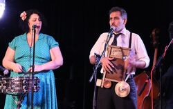 Checha Naab (Gesang und Snare Drum) und Juan Cristóbal Barcesat (Gesang und Waschbrett) von den Jivers begeisterten am Montagabe