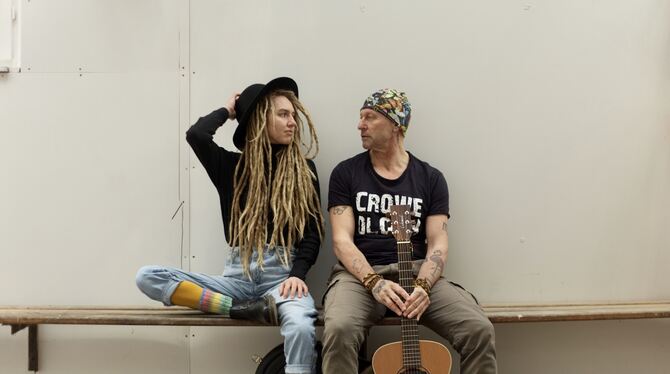 Szene Aktuell Klaus Zeh und Adeline lommen zum Lagerfeuerabend im Sudhaus Waldbiergarten.