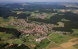 Alle Teilorte von St. Johann bekommt man schwer aufs Bild. Die Musik spielt aber nicht nur in Würtingen.  FOTO: GROHE