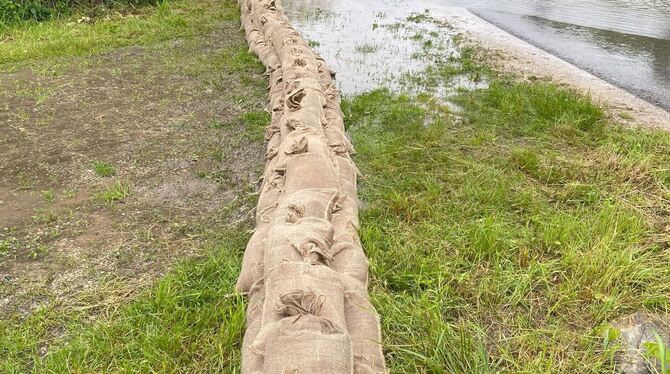 Die Feuerwehr Eningen sichert das Ufer mit Sandsäcken.