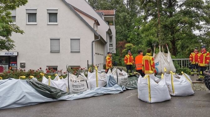 Sandsäcke Pfullingen sollen vor einer Überflutung durch die Echaz schützen.