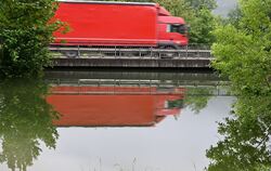 Die Unterführung der B 312 bei Pfullingen ist komplett voll gelaufen.     
