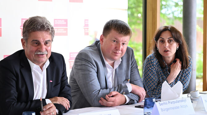 Ukraine Arzys Deutsch-ukrainische Kooperation: Serhii Parpulanskyi (Mitte), Bürgermeister von Arzys, und Dolmetscherin Natalia Petrenko mit Mo