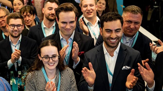 Teilnehmer reagieren bei der CDU-Wahlparty auf die Wahlergebnisse der Europawahl im Konrad-Adenauer-Haus. Die Europawahl begann