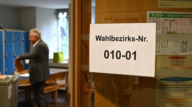 Wahl; Reutlingen; Kernstadt Ein früher Wähler gibt im Wahllokal im Friedrich-List-Gymnasium seinen Umschlag ab.