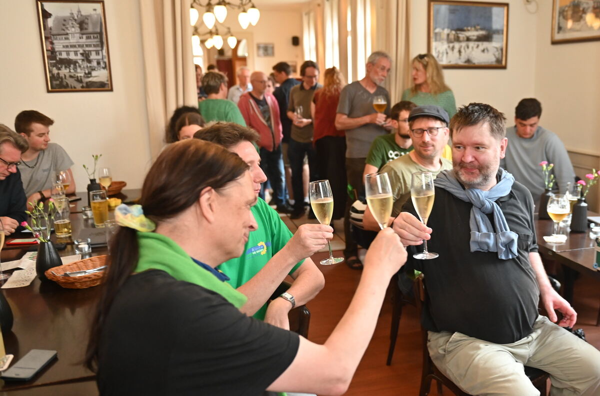 Ein Prosit auf den Wahlkampf der Grünen im Herzog Ulrich in Tübingen bei der Wahlparty FOTO MEYER