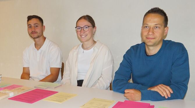 Wahl St. Johann Wahlhelfer in Gächingen, konzentriert aber gut gelaunt.