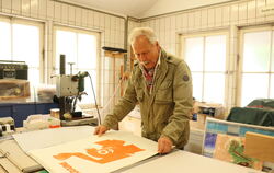 In seinem Atelier in der ehemaligen Kirchentellinsfurter Milchsammelstelle präsentiert Klaus Hoffmann Holzdrucke aus seiner Reih