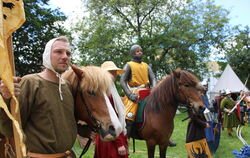 Dr. Michael Kienzle hoch zu Ross als Ritter von Greifenstein mit seinem Gefolge.