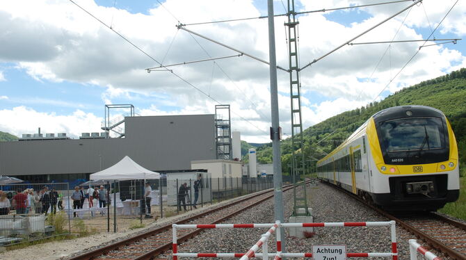 Ermstalbahn Dettingen Gsaidt Ein Elektrotriebzug der DB Regio verlässt den Bahnhof Dettingen-Gsaidt, den Betriebsmittelpunkt der Ermstalbahn Metzingen - Bad