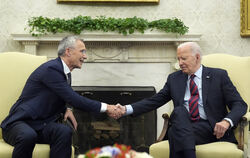 US-Präsident Joe Biden (rechts) trifft sich mit Nato-Generalsekretär Jens Stoltenberg im Oval Office des Weißen Hauses. 