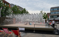 Beim PlayFountain mitten auf dem Reutlinger Marktplatz ist Betreten ausdrücklich erwünscht.