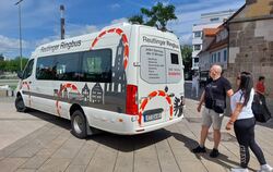 Der neue Ringbus fand beim Pressetermin vor dem Tübinger Tor bereits reges Bürgerinteresse. 