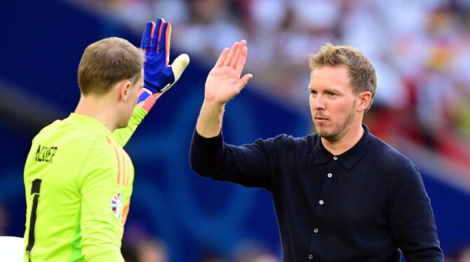 Bundestrainer Julian Nagelsmann (rechts) mit Manuel Neuer. FOTO: GROOTHUIS/WITTERS Bundestrainer Julian Nagelsmann (rechts) mit Manuel Neuer. FOTO: GROOTHUIS/WITTERS
