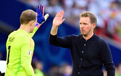 Bundestrainer Julian Nagelsmann (rechts) mit Manuel Neuer. FOTO: GROOTHUIS/WITTERS