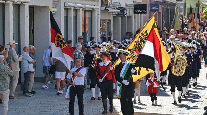 Die gelbe Flagge der ehemaligen Reichsstadt und jene der heutigen bundesdeutschen Stadt Reutlingen führen den Festzug durch die