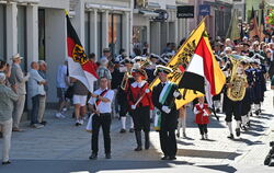 Die gelbe Flagge der ehemaligen Reichsstadt und jene der heutigen bundesdeutschen Stadt Reutlingen führen den Festzug durch die 