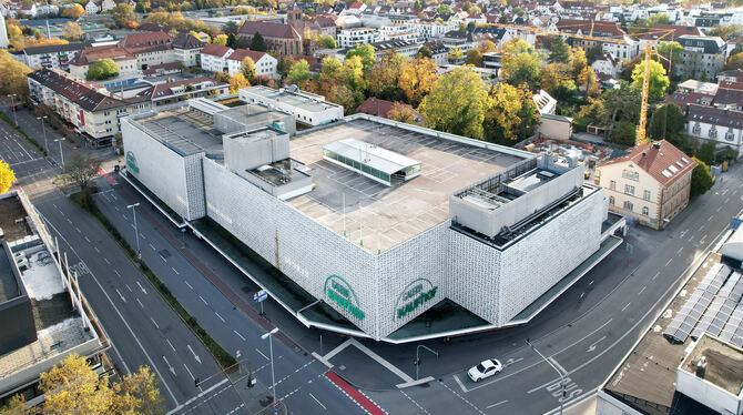 Zieht Decathlon ins leer stehende Galeria-Kaufhof-Gebäude ein? Der Sportartikelhersteller dementiert.