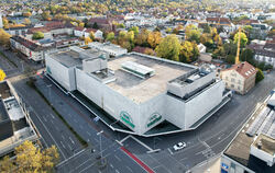 Zieht Decathlon ins leer stehende Galeria-Kaufhof-Gebäude ein? Der Sportartikelhersteller dementiert.