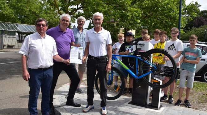 Bürgerstiftung Rad-Service-Station Ein Herz für Radfahrer: Mössinger Bürgerstiftung spendet Service-Stationen. Von links: Dieter Neth, Bürgermeister Martin Gönner