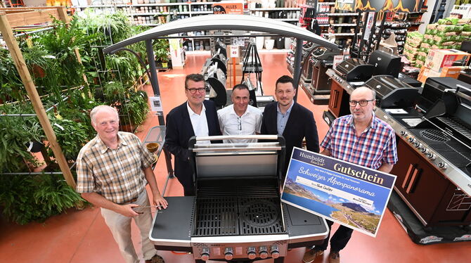 Gruppenbild mit Tippspiel-Gewinnern: Udo Pasler (links mit Grillzange) und Uwe Sailer (rechts mit Reisegutschein) freuen sich üb