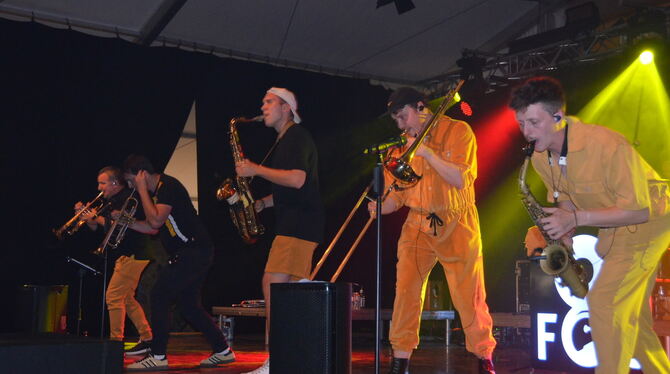 Rock- und Blasmusik am See: Am Samstag gab’s Tuba-Hiphop mit Saustoimusi und Fättes Blech. Achtung (Bild rechts): In Warnwesten