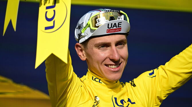 Aktion, Gelbes Trikot, Jubel, Siegerehrung Tadej Pogacar hat in Nizza seinen dritten Tour-de-France-Sieg eingefahren.