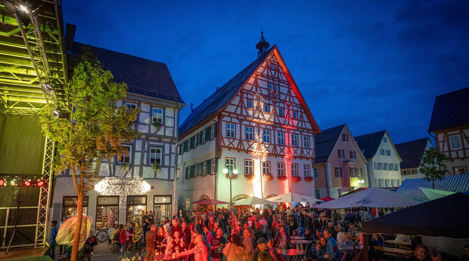 Stadtfest Münsingen Stimmungsvolle Atmosphäre in der Altstadt am Samstagabend beim Münsinger Stadtfest.