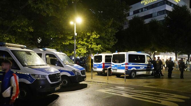 Polizeieinsatz am Schlossplatz während der Fußball-EM. FOTO ROSAR/ FOTOAGENTUR-STUTTGART Polizeieinsatz am Schlossplatz während der Fußball-EM. FOTO ROSAR/ FOTOAGENTUR-STUTTGART