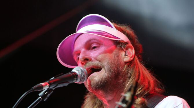 Konzert Leadsänger Peter Brugger fordert zum Mitsingen, Mithüpfen und Mittanzen auf.