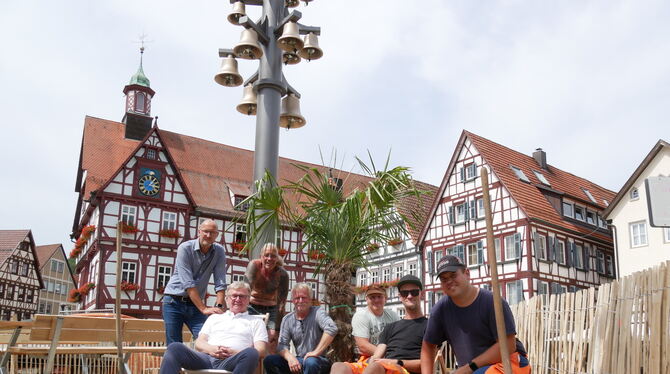 Probesitzen, kurz bevor der Uracher Stadtstrand komplett fertig ist: Tim Wilhelm (links), der im Rathaus den Bereich Bauverwaltu