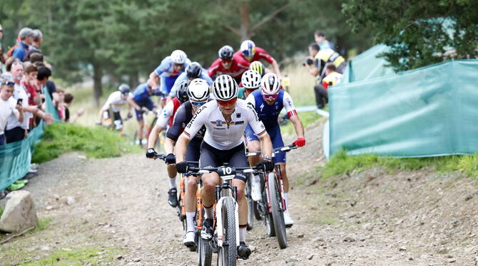 Weltmeisterschaft,Aktion,Mountainbiking,MTB,Maenner Luca Schwarzbauer (vorne) aus Nürtingen fährt an der Weltspitze mit.