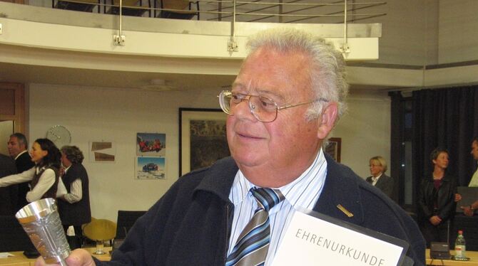 Im Jahr 2009 ist Helmut Kratzer für fast 35 Jahre in der Kommunalpolitik mit dem Ehrenbecher des Gemeindetags ausgezeichnet wor Im Jahr 2009 ist Helmut Kratzer für fast 35 Jahre in der Kommunalpolitik mit dem Ehrenbecher des Gemeindetags ausgezeichnet wor