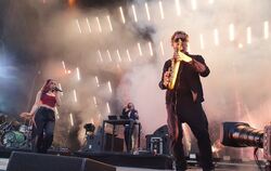Finaler Abend der Jazzopen 2024 mit Parov Stelar (Mitte). Links die Sängerin Elena Karafizi, rechts der Saxofonist Sebastian Gri
