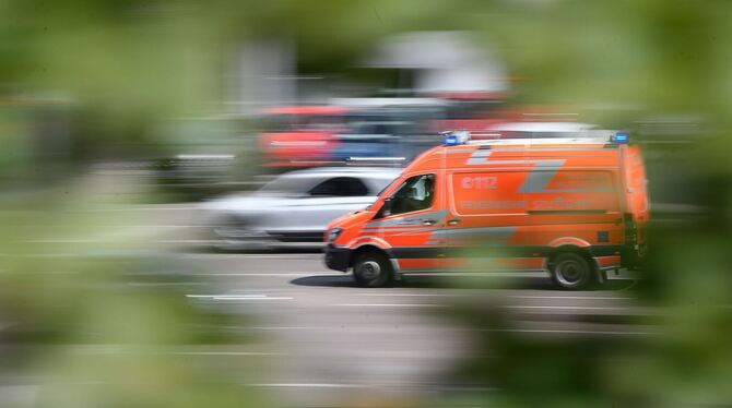 Ein Rettungswagen fährt zu einem Einsatz Ein Rettungswagen fährt zu einem Einsatz
