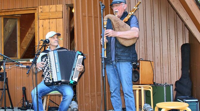 Heimisches Duo »Allerhand« Aus St. Johann stammt das Duo »Allerhand«, das den Auftakt machte.