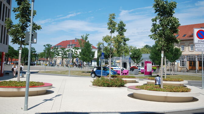 Bahnhofsvorplatz 2 Neu trifft alt: der Metzinger Bahnhofsvorplatz teils im Look von 2022, teils in dem der 1980er-Jahre.