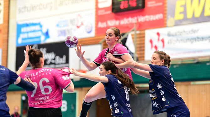 Verena Oßwald (oben) und die Metzinger Bundesliga-Handballerinnen sind in der Vorbereitung noch unbesiegt.
