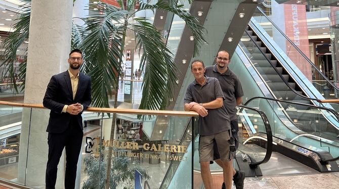 Müller-Galerie; Reutlingen; Wilhelmstraße; Umbau Center-Manager Roberto Lauria (von links) wagt mithilfe der beiden Haustechniker Erich und Patrick Braun den Umbau der Müller-Ga