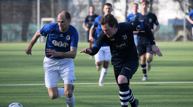 Bezirk Alb, Fussball, KL A, Kreisliga A, Maenner, Saison 2021/22, Wuerttemberg, wfv Kämpfen in der neuen Saison wieder im direkten Duell um Punkte: Sven Pichler (links), der neue Spielertrainer des SV Walddorf, u