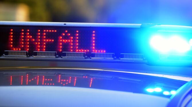 Symbolbild - Polizei sichert Unfallstelle Symbolbild - Polizei sichert Unfallstelle