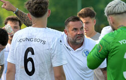 Nicht zufrieden: Young-Boys-Trainer Volker Grimminger (Mitte) gibt seiner Mannschaft in der Trinkpause klare Anweisungen.  FOTO: