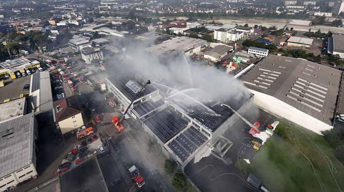 Der Großbrand im Reutlinger Gewerbepark Achalm hielt hunderte Feuerwehrleute in Atem.