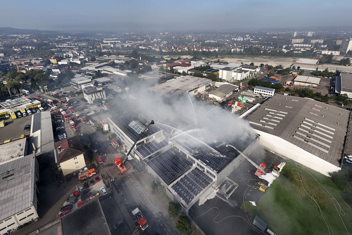 Der Großbrand im Reutlinger Gewerbepark Achalm hielt hunderte Feuerwehrleute in Atem.